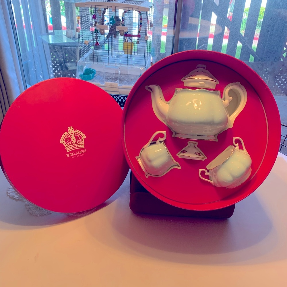 Tea pot ,sugar and creamer ( 3 pieces) New wot